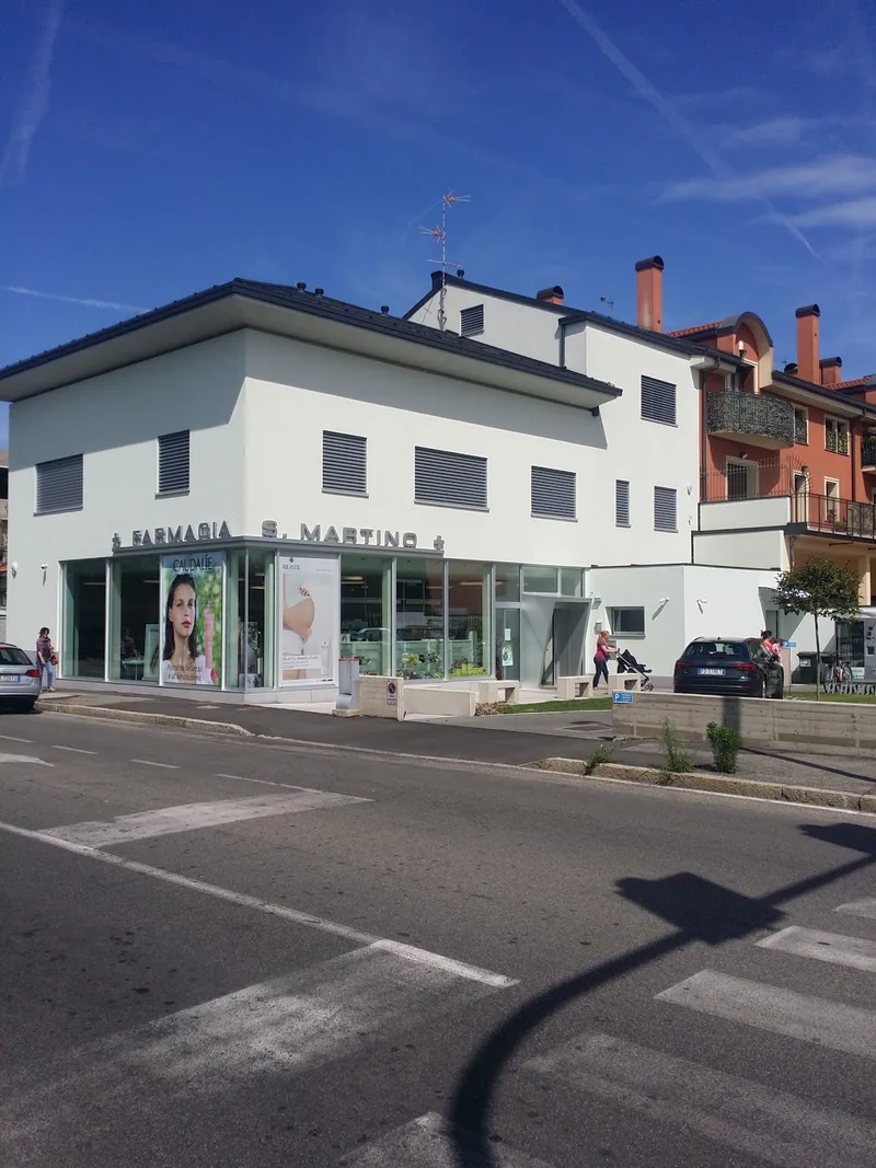 Edificio della Farmacia San Martino visto da via Matteotti