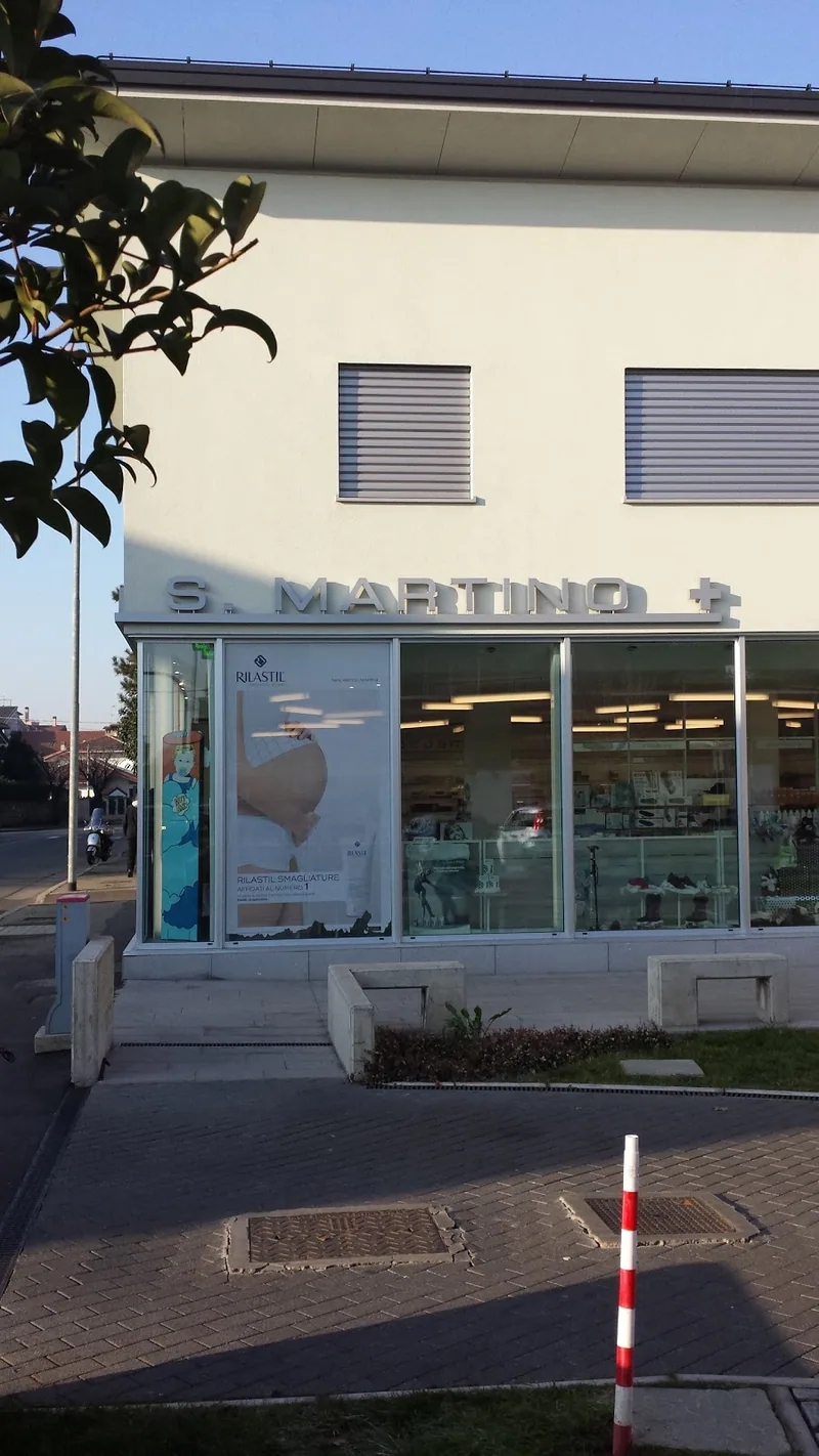Facciata con insegna della Farmacia San Martino