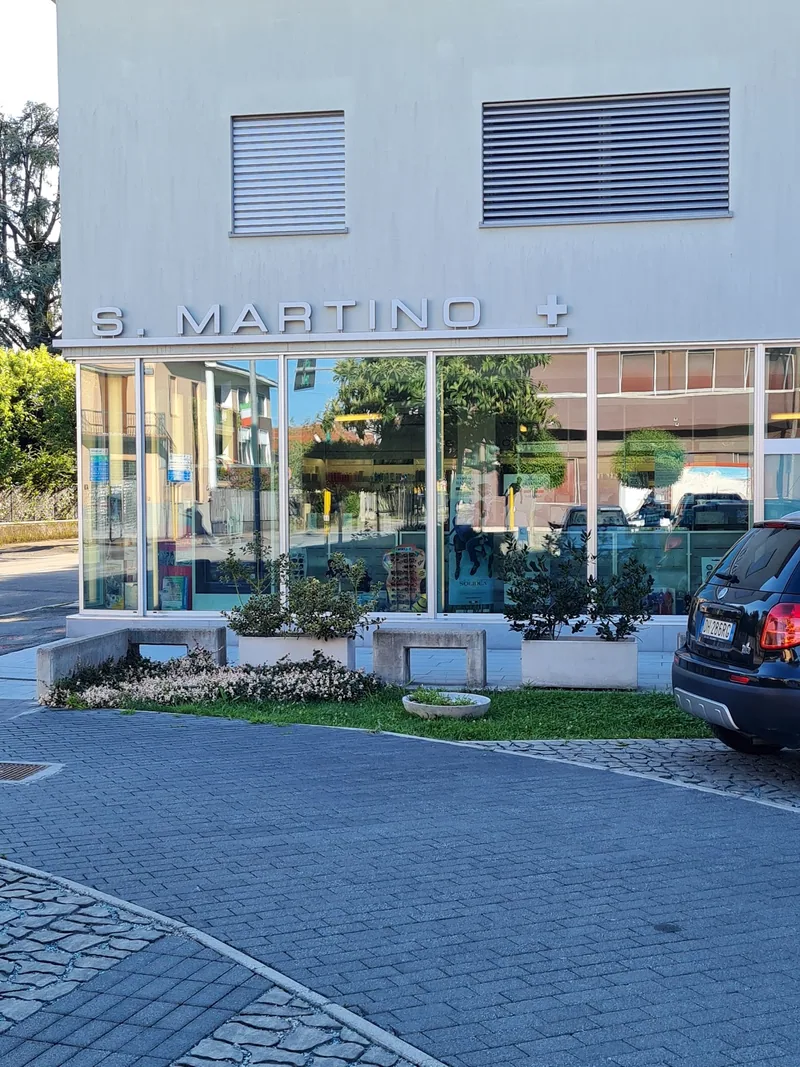 Vetrina e insegna San Martino